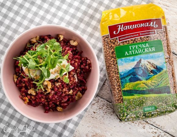 Яркая гречка со сметаной и орехами