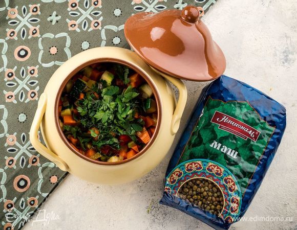 Овощное рагу, запеченное в горшочках