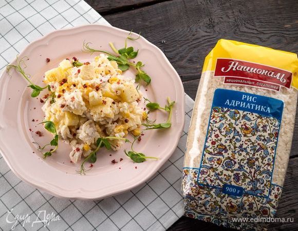 Праздничный салат с ананасами и курицей