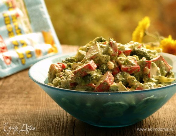 Салат с крабовыми палочками и соленой заправкой