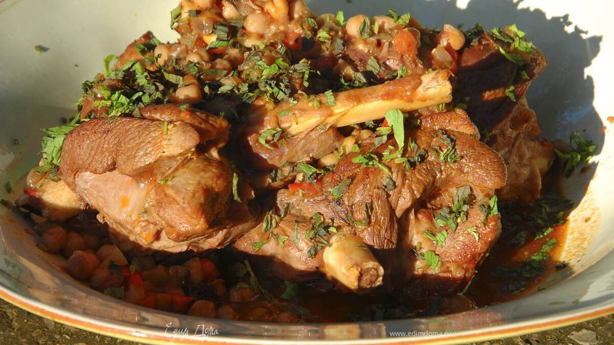 Ягнятина, томленная с нутом и овощами