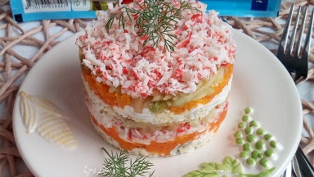 Крабовый салат с морковью и яблоком