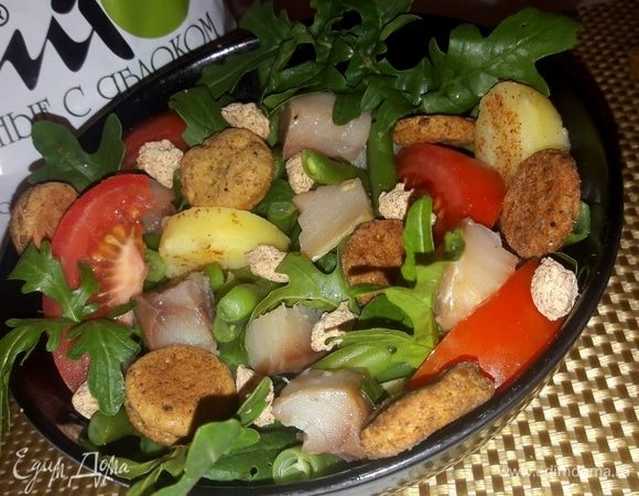 Салат с картофелем, скумбрией и крекерами из отрубей Салат с картофелем, скумбрией и крекерами из отрубей