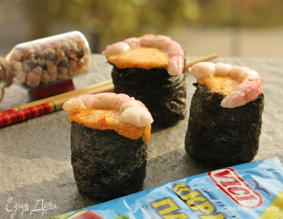 Суши, запеченные со спайси соусом с крабовыми палочками