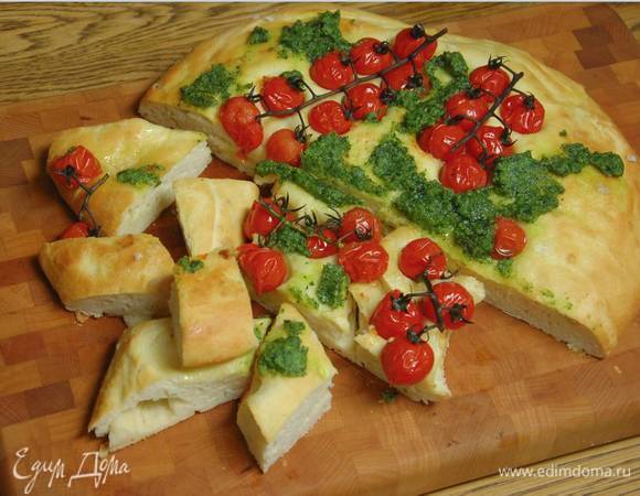 Фокачча с помидорами черри и соусом песто