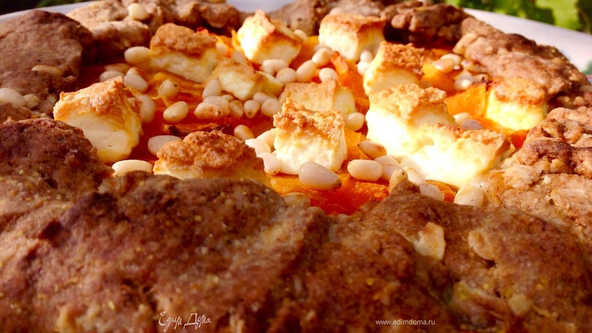 Осенняя овсянная галета с тыквой, фетой и кешью