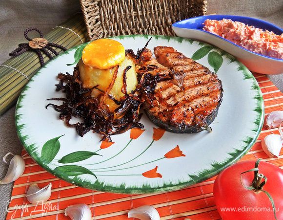 Лосось с пюре и карамельным луком