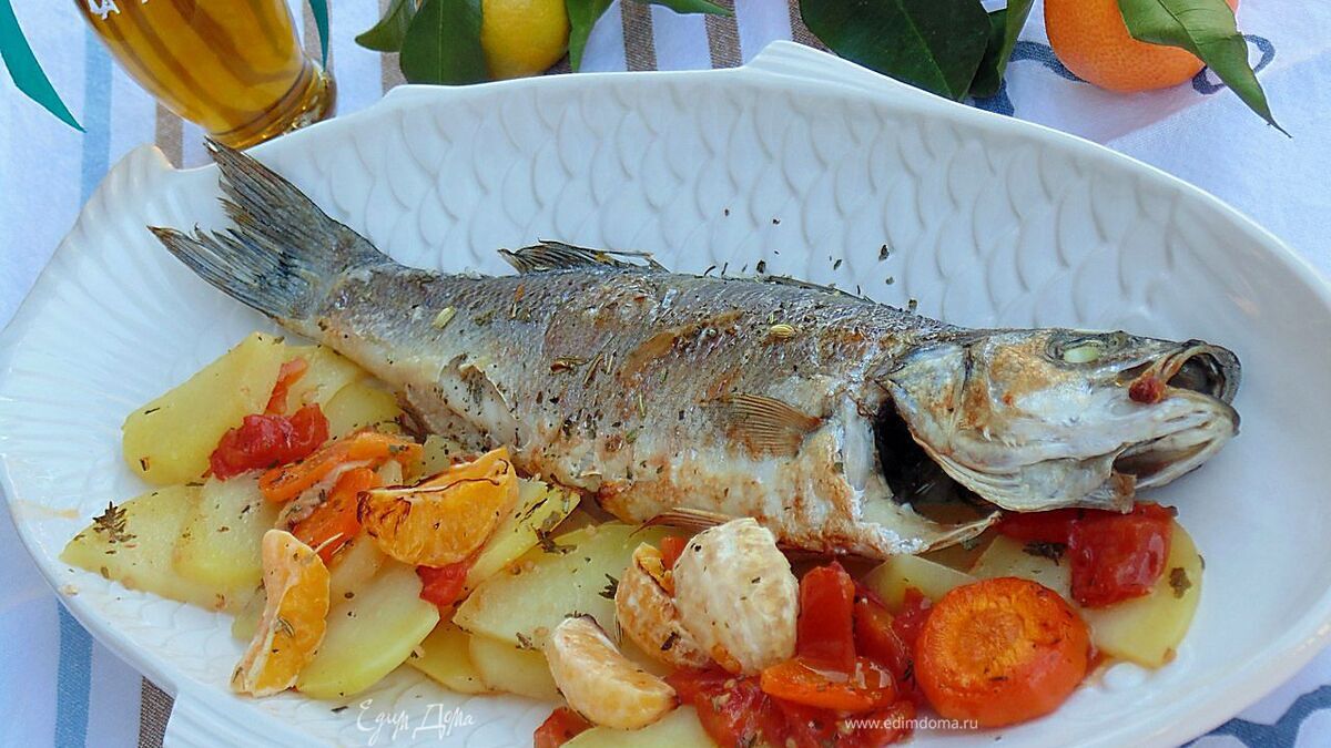 Запеченный сибас с овощами и мандаринами