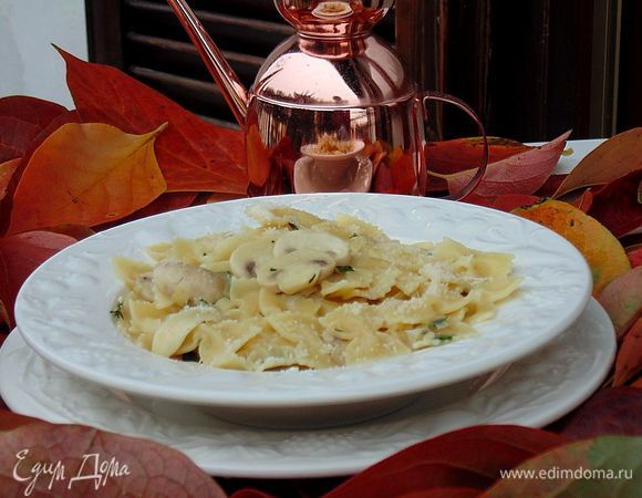 Паста с шампиньонами и луком-пореем