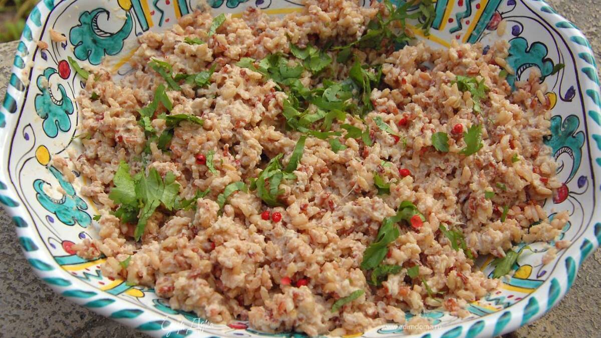 Красный рис с соусом из тунца и апельсина