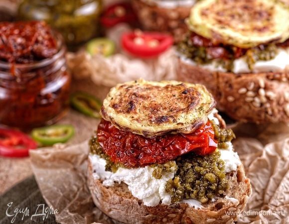 Брускетты с песто, вялеными томатами и кабачками