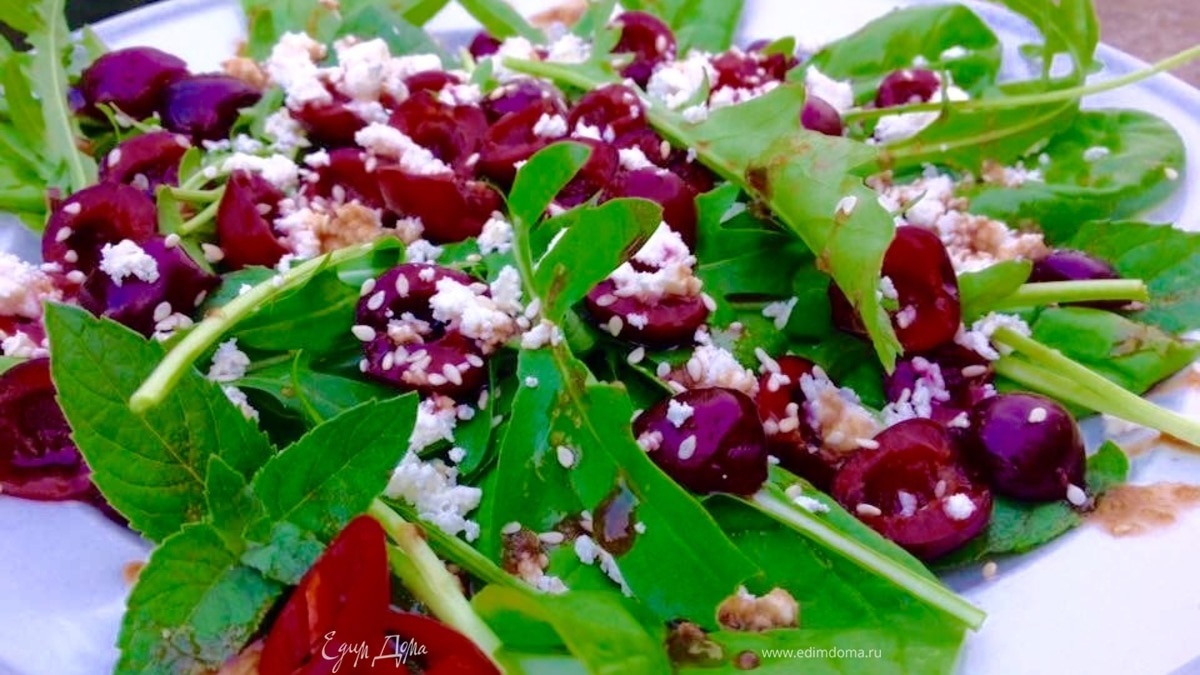 Салат с черешней и фетой