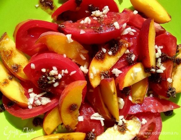 Салат с персиками