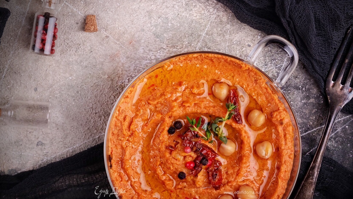 Хумус с запеченным перцем и вялеными томатами