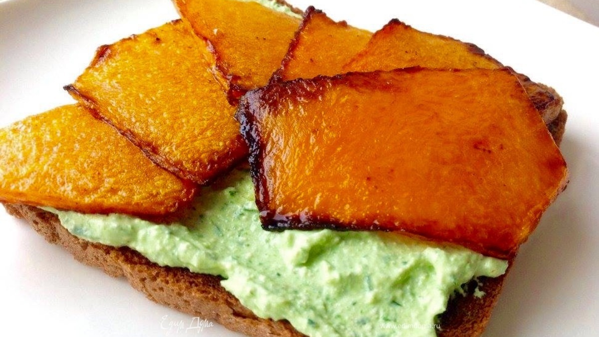 Брускетта с жареной тыквой