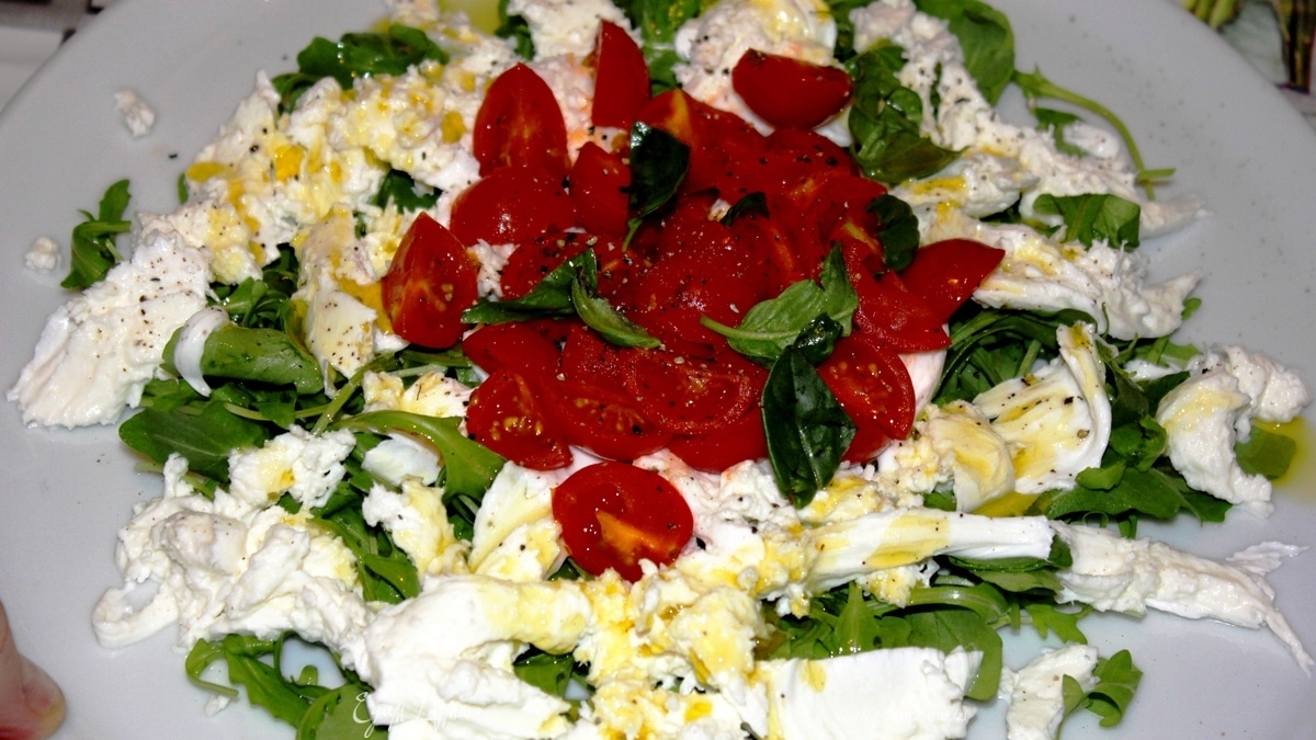Моцарелла на подушке из руколы