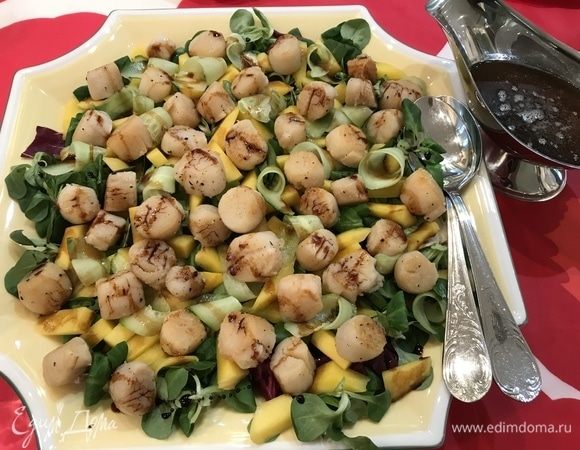 Зеленый салат с гребешками и манго