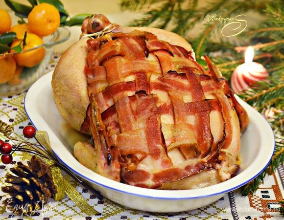 Праздничная курица, запеченная в беконе