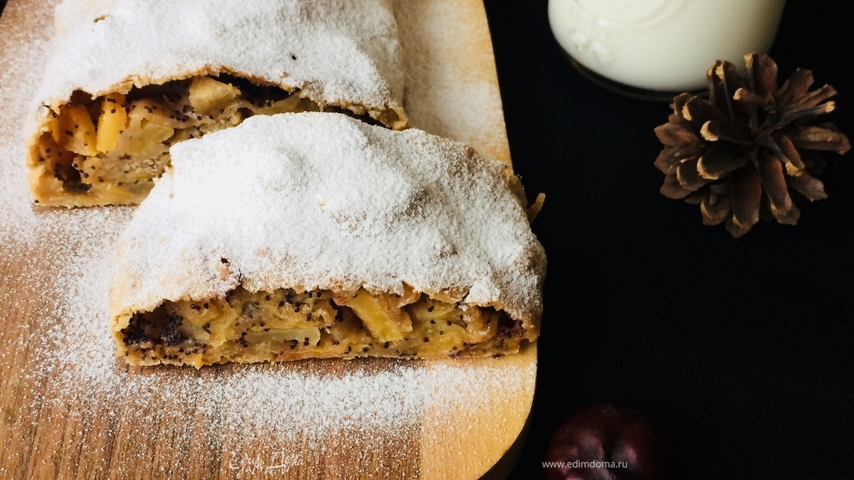 Штрудель с айвой, яблоками и маком