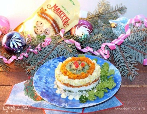 Слоеный салат с киви, овощами и курицей Слоеный салат с киви, овощами и курицей