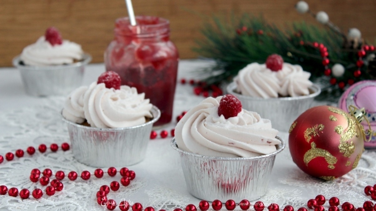 Банановые капкейки с малиновым джемом