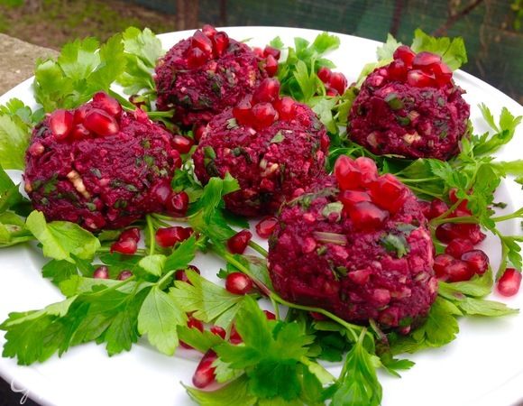 Закуска из свеклы, орехов и специй