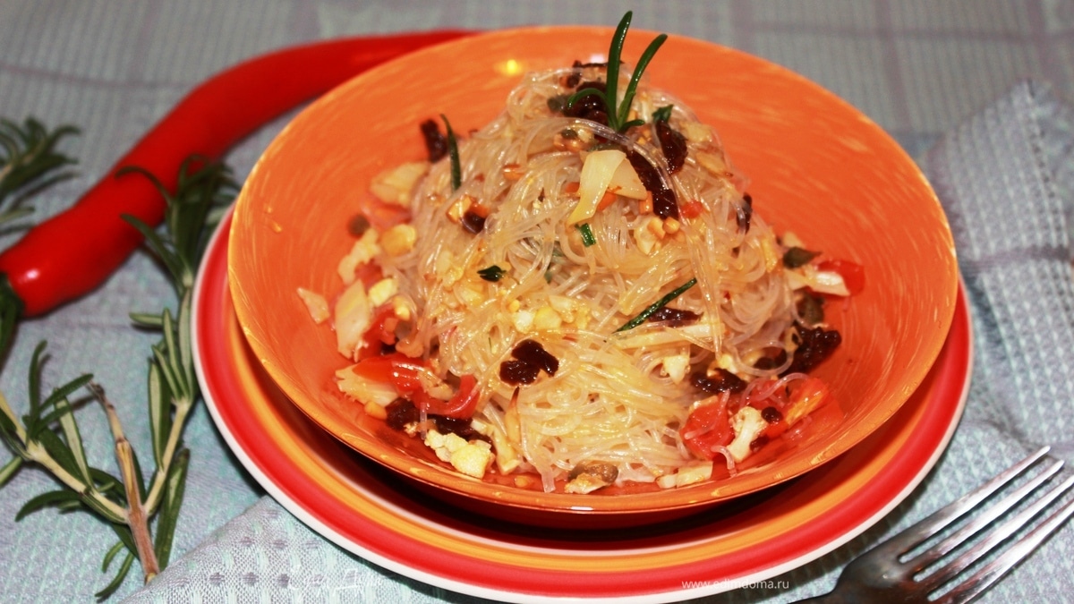 Фунчоза с ароматными травами и сыром чечил