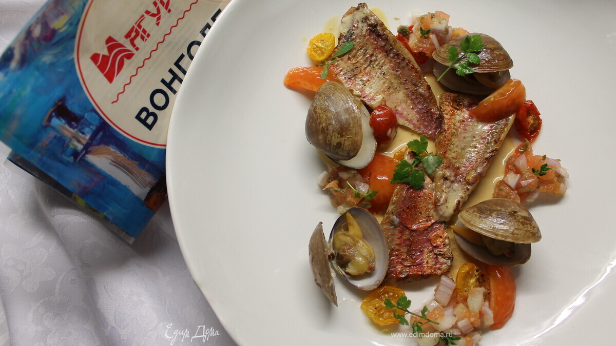 Филе барабульки и вонголе в вине с соусом «Биск»