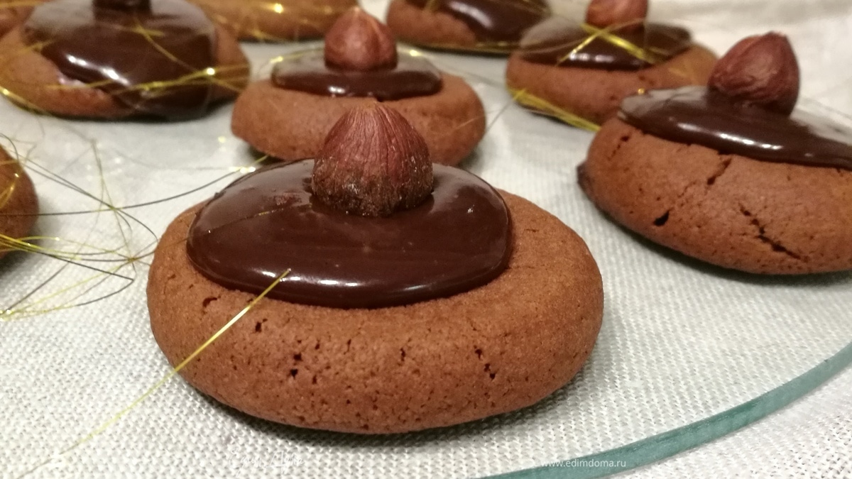 Шоколадное печенье с ганашем и фундуком