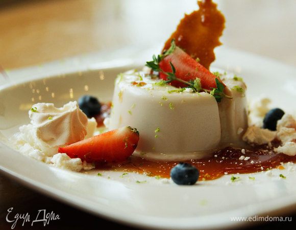 Базиликовая панна котта с клубникой и клубничным сахаром