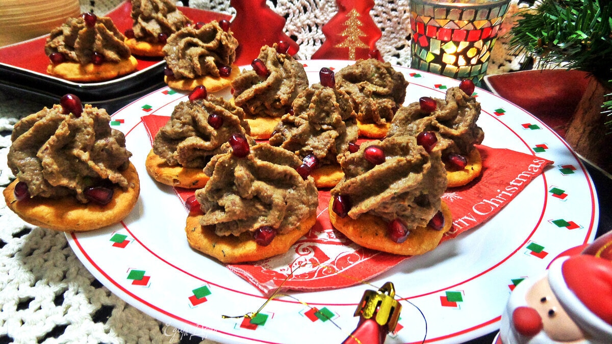 Фасолевый паштет на томатных крекерах