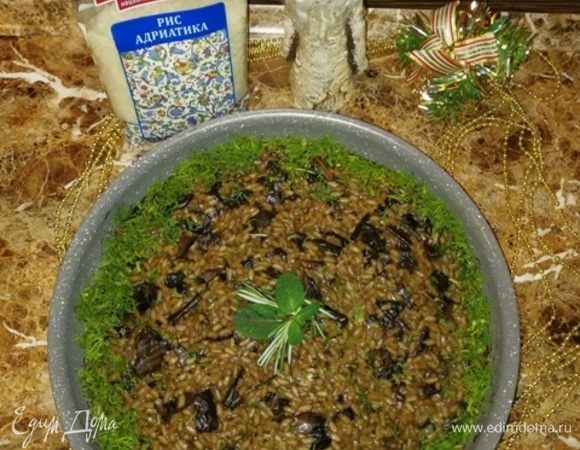 Розовое ризотто с белыми грибами