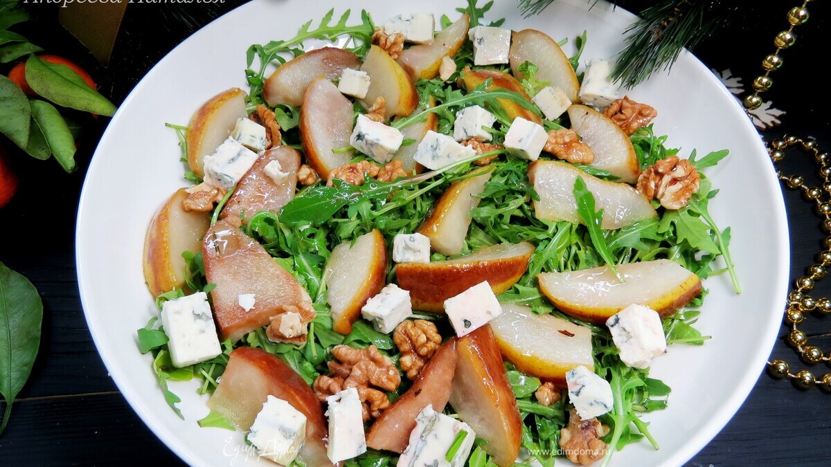 Салат с рукколой, грушами и голубым сыром