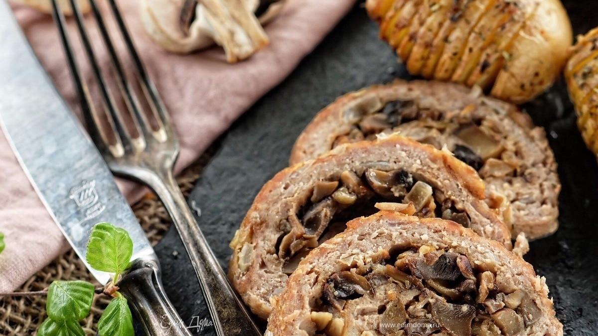 Мясной рулет с грибами и луком