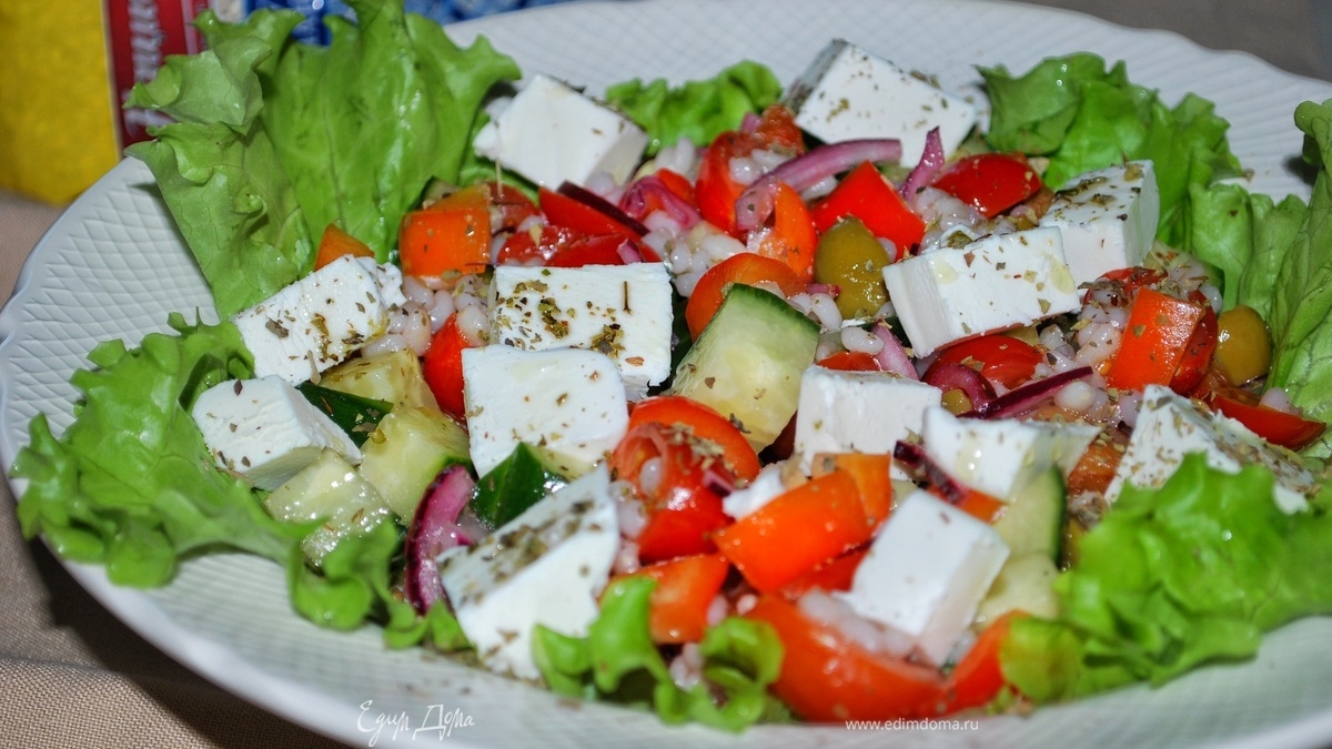 Греческий салат с перловкой