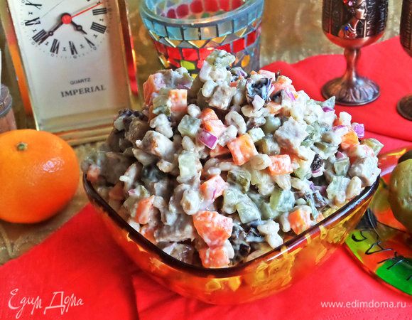 Салат куриный с черносливом и перловкой