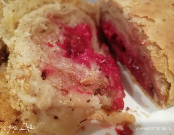 Легкий штрудель с вишней и миндалем Легкий штрудель с вишней и миндалем