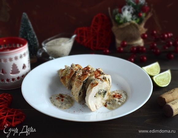Куриный рулет со шпинатной начинкой и грибным соусом