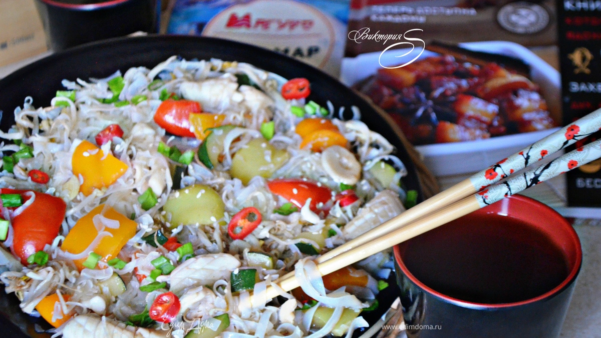 Кальмары с овощами, приготовленные в воке