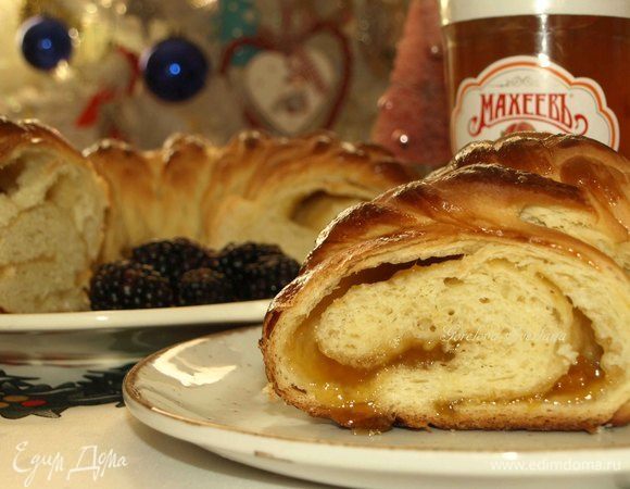 Сдобный рулет с персиково-манговым джемом Сдобный рулет с персиково-манговым джемом