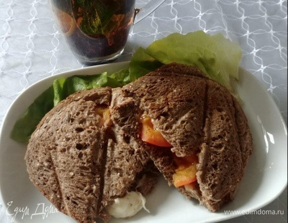 Бутерброды с помидорами и моцареллой 