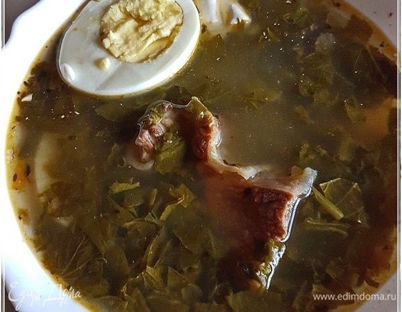 Щи с крапивой, щавелем и говяжьими ребрышками