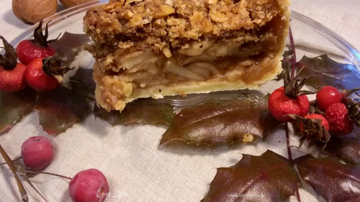 Яблочный пирог с ореховой крошкой