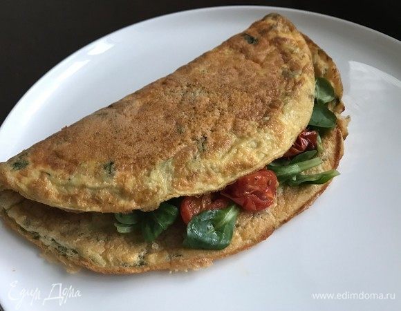 Омлет со шпинатом и помидорами черри 