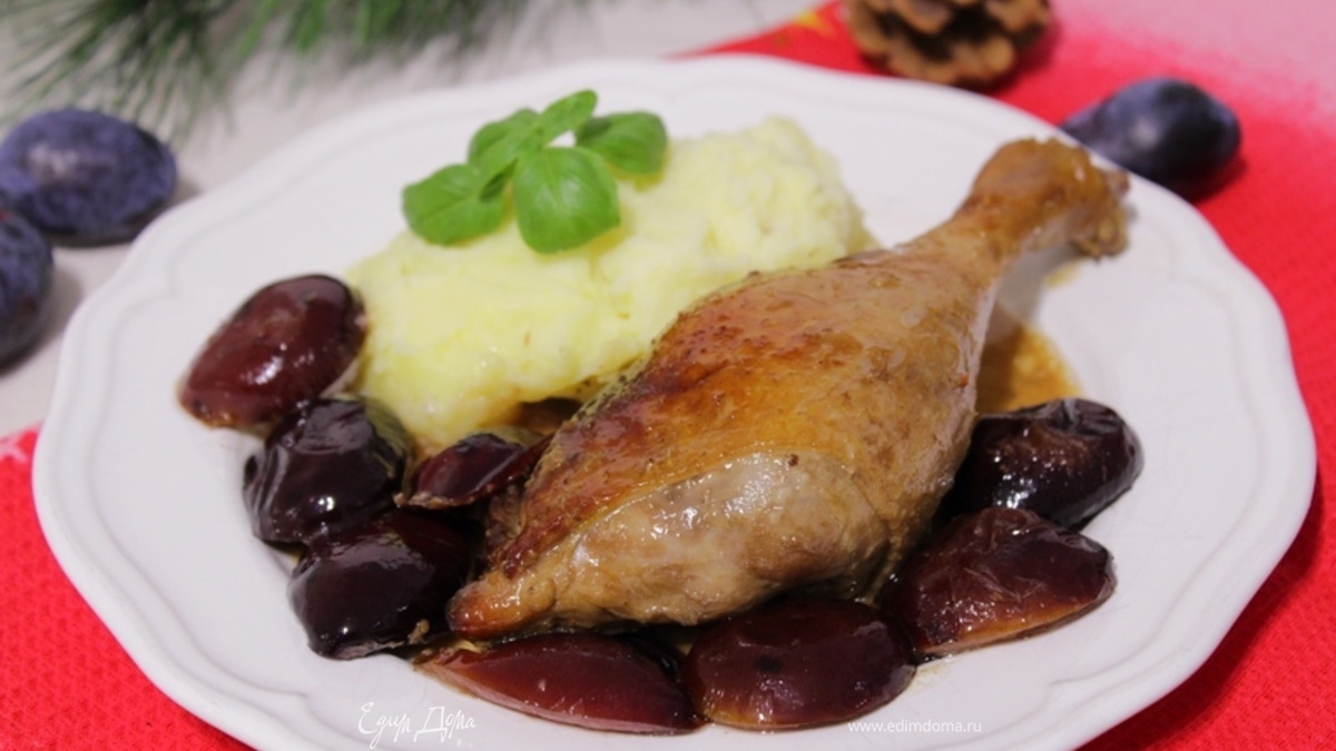 Утка, запеченная со сливой
