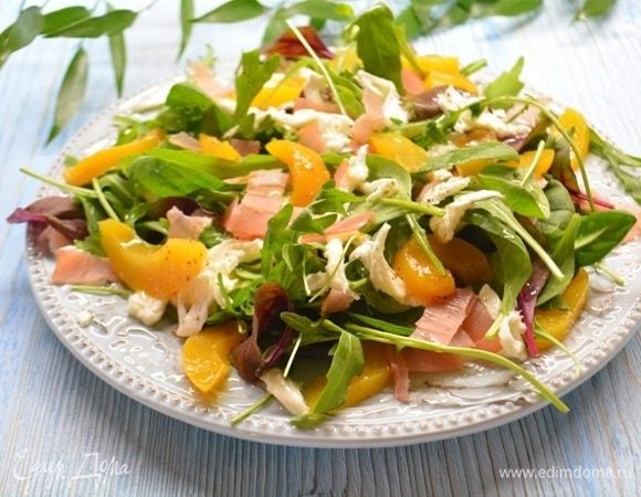 Салат с прошутто, моцареллой и персиками
