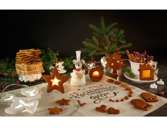 Корично-гвоздичное печенье с леденцовыми «окошками» Корично-гвоздичное печенье с леденцовыми «окошками»