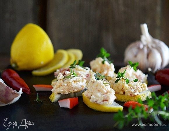 Острый сыр на лимонных дольках