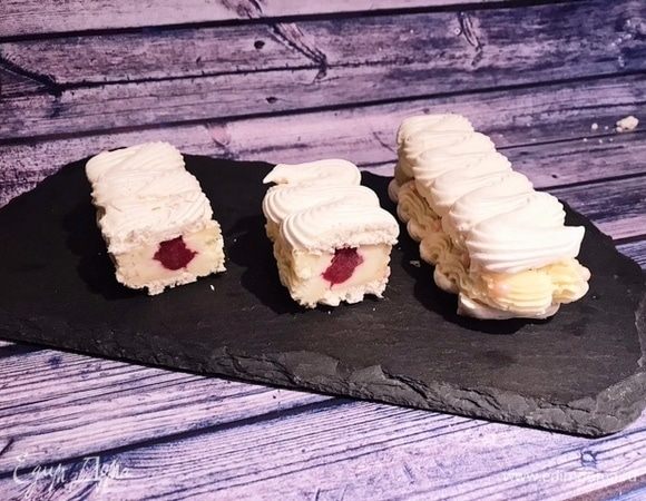 Пирожные «Павлова» с кокосовым кремом Пирожные «Павлова» с кокосовым кремом