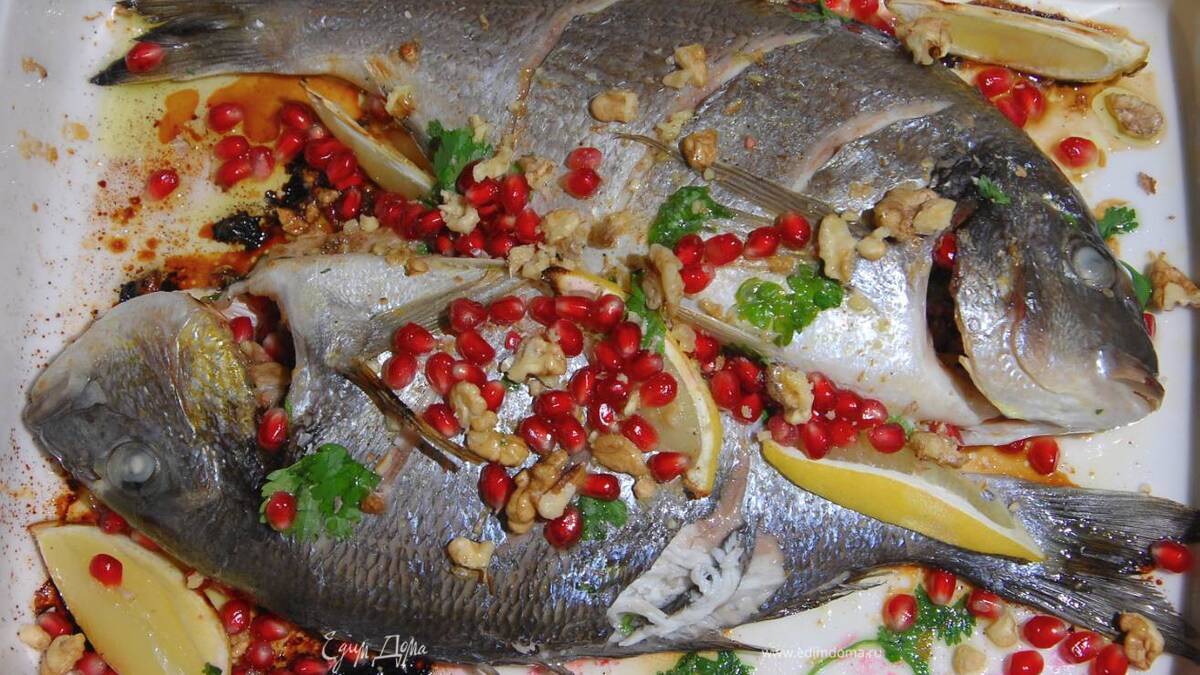 Дорада, запеченная с орехами и гранатом